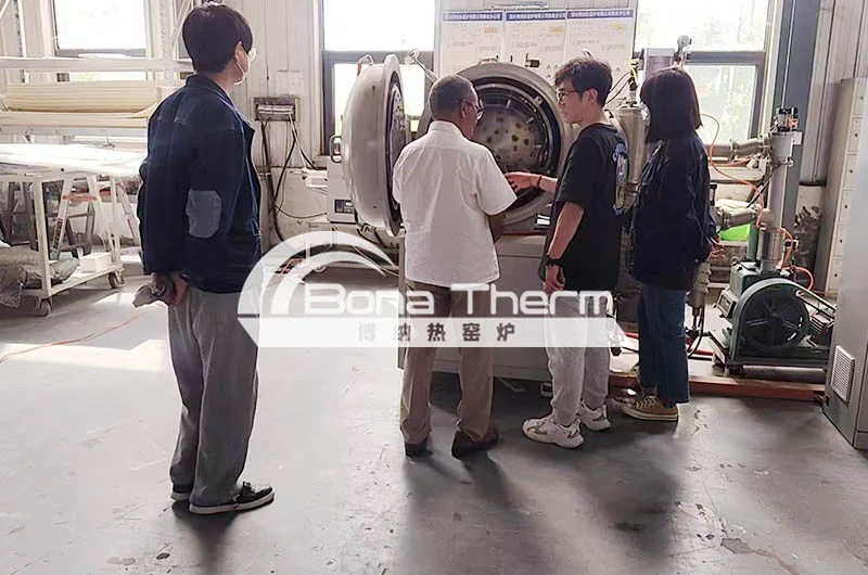 印度客户来博纳热工厂实地参观真空钼箔炉设备并合影留念